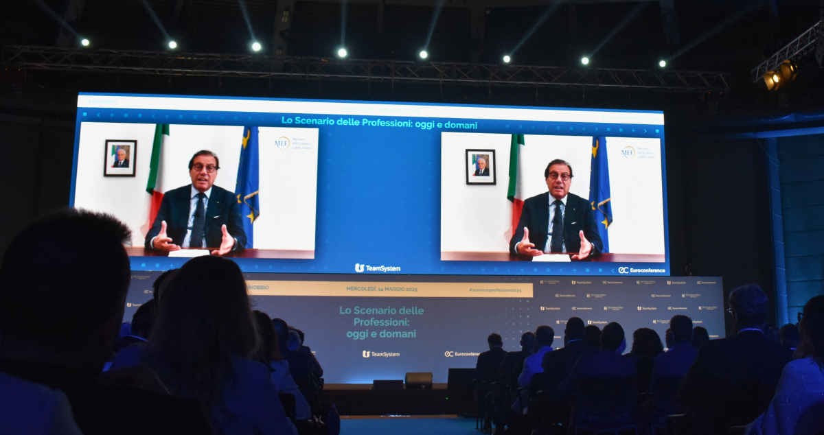 In foto: il videomessaggio del viceministro all'Economia Leo