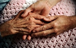 Caregiver familiare, arriva il fondo per l'assistenza di anziani e malati