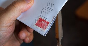 Essenziale la raccomandata se la cartella di pagamento è consegnata a persona di famiglia