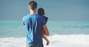 Congedo di paternità 2021, novità in Legge di Bilancio: da 7 a 10 giorni per i neo papà