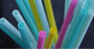 Plastica monouso, stop dal 14 gennaio 2022: sanzioni per chi non rispetta le regole