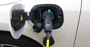 Incentivi auto elettriche e ibride, nel decreto bollette fondi fino al 2030 per il settore automotive
