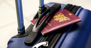 Assegno unico 2022, spetta anche con la residenza all'estero? Il veto dell'INPS