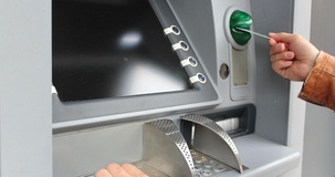 Reddito di cittadinanza 2022, prelievo di contanti oltre il limite con l'assegno unico