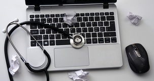 Fattura elettronica forfettari, resta il divieto per le prestazioni sanitarie 