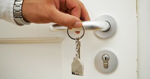 Detrazione spese agenzia immobiliare: conta l'anno di sostenimento se il rogito è registrato