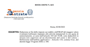 Rivalutazione e riallineamento attività immateriali: dalle Entrate chiarimenti sulla deduzione