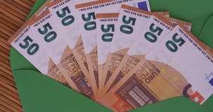 Conto corrente, chi non paga l'imposta di bollo? Esenzione con soglia di 5.000 euro 