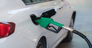 Prezzo del carburante in aumento, da oggi 1° dicembre lo sconto sarà dimezzato