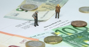 In pensione nel 2023 su domanda o d'ufficio: i tempi e le finestre mobili per il primo pagamento