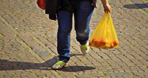 Buste biodegradabili per frutta e verdura a pagamento dal 2018: divieto di riutilizzo