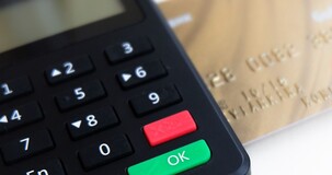 Spese pagate con carte: per il diritto alla detrazione si considera la data del pagamento