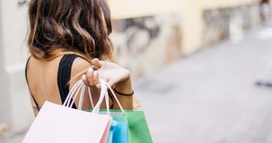 Tax free shopping: nella Legge di Bilancio 2024 la soglia scende a 70 euro