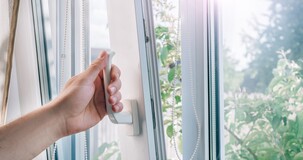 Bonus barriere 75 per cento: finestre solo con acconto pagato o titolo abilitativo presentato