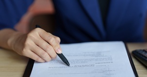 Assunzioni donne: quale agevolazione conviene di più?