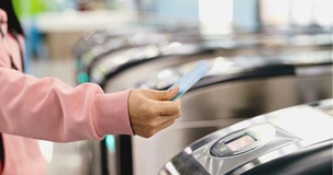 Carta dedicata a te: come acquistare l'abbonamento per bus e treni