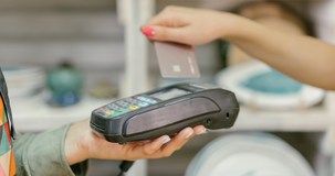 Controlli su pagamenti elettronici e scontrini: registratori e POS dovranno essere collegati