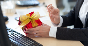 Tredicesima erogata mensilmente: via libera al bonus Natale in busta paga