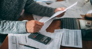 Bonus bollette dipendenti 2025, fino a 2.000 euro in busta paga: come funziona