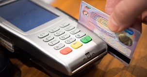 Bancomat obbligatorio 2020, dalle sanzioni ai bonus: le novità per commercianti e consumatori