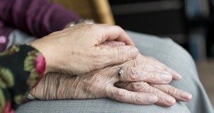Caregiver familiare, fondi per assistenza di anziani e disabili: a che punto sono?