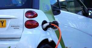 Auto elettriche, IVA agevolata al 4% per disabili nel DL fiscale 2020