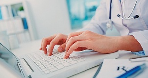 Il medico convenzionato che si avvale di una segretaria non paga l'IRAP