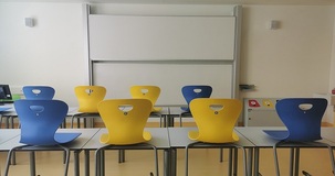 Rientro a scuola, si parte ufficialmente il 14 settembre. Banchi, DAD e organici, è polemica