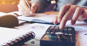 Bollette, il bonus sociale diventa automatico: sconto luce e gas a 2,6 milioni di famiglie