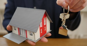Agevolazione prima casa: l'acquisto prima della rivendita comporta la decadenza del beneficio 