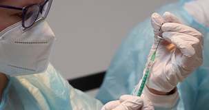 Vaccino Covid obbligatorio per i sanitari, novità Decreto Aprile: chi deve farlo