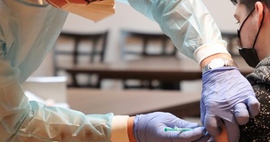 Vaccino Covid in azienda, al via il protocollo: obblighi per datore di lavoro e medico competente