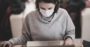 Lavoratore contagiato da Covid, basta il tampone negativo per tornare a lavoro?