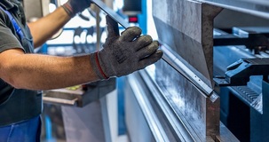 Nuovo CCNL metalmeccanici, sì dei lavoratori. Le novità, dall'aumento degli stipendi ai flexible benefit