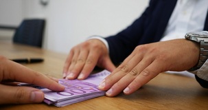 Per il riciclaggio non basta l'omessa presentazione del quadro RW