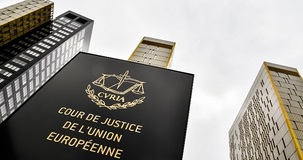 Simboli religiosi sul luogo di lavoro, la Corte di Giustizia: legittimo il divieto ma per tutti