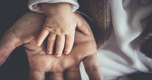 Bonus bebè e assegno maternità per stranieri, vale qualsiasi permesso di soggiorno