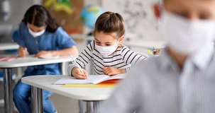 Covid a scuola, con le nuove linee guida meno quarantena e più tamponi