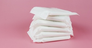Iva assorbenti al 10 per cento: la Legge di Bilancio 2022 taglia la tampon tax, ma potrebbe fare di più