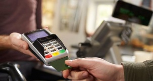 Scontrino elettronico e POS, la semplificazione slitta a luglio 2022: novità nel DL Fiscale