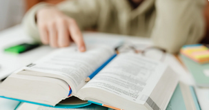 Bonus libri con ISEE fino a 40.000 euro: il DL riscrive il contributo della Manovra