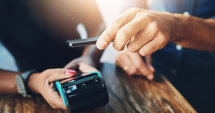 Collegamento tra POS e cassa: come gestire i dati in caso di più punti vendita