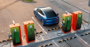 Colonnine elettriche, online il servizio dell'Agenzia delle Entrate per inviare i corrispettivi