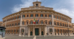 Tassa sui contanti, bonus tombe e condono: cosa c'è negli emendamenti alla Legge di Bilancio 2026