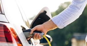 Oltre lo sconto accise, la prossima sfida della politica sul Fisco: la mobilità elettrica