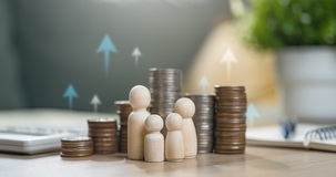 Colf e badanti, con il nuovo CCNL sale lo stipendio. Costi extra per le famiglie dal 2026