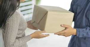  Tassa sui pacchi in tutta l'UE dal 1° luglio: crescono i costi dell'e-commerce