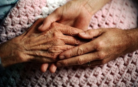 Caregiver familiare, arriva il fondo per l'assistenza di anziani e malati
