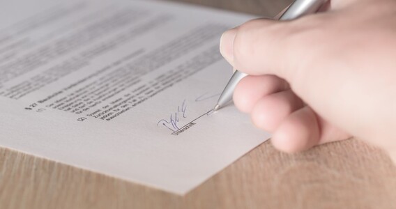 Contratti a tempo determinato, causale per proroga e rinnovo solo al superamento dei 12 mesi