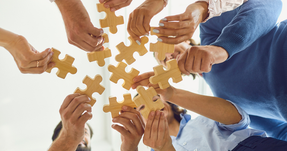 Delibera di esclusione del socio efficace dopo trenta giorni, anche per l'accertamento degli utili extra-contabili